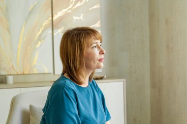 Kızıl saçlı olgun kadın yüzü, profili