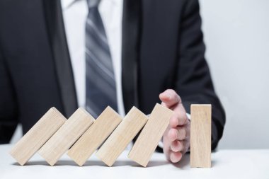 Tahta domino, iş stratejisi, risk, yönetim, çözme, denge konsepti