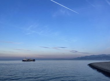 Gece denizi ve gökyüzü manzarası