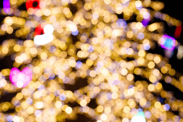 Kleurrijke Kerstavond Achtergrond Met Gouden Bloemenslinger Bokeh Licht Wazig Kerstboom — Stockfoto