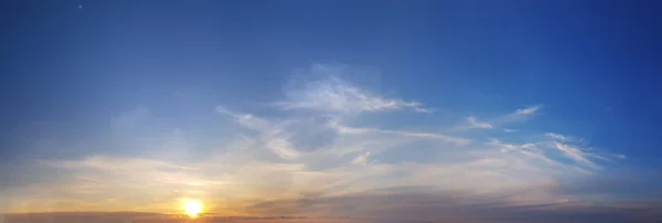 Sole Arancione Cielo Blu Con Nuvola Drammatica Atmosfera Soleggiata Sfondo — Foto Stock