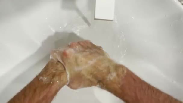 Mann Wäscht Sich Hände Mit Seife Und Blasen Pandemie Nahaufnahme — Stockvideo