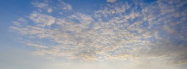 Bulutları olan güzel bir gökyüzü, cennet manzarası