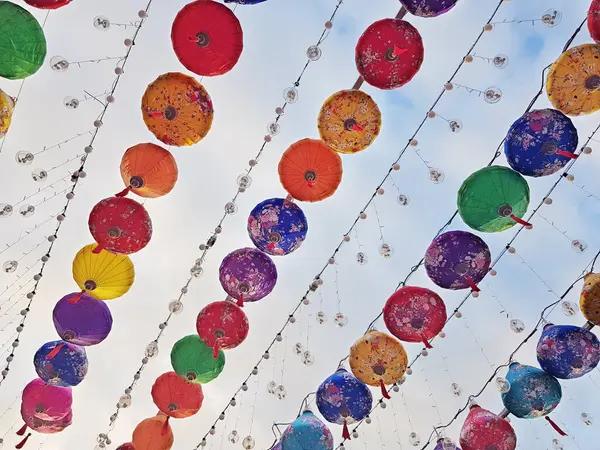Азиатские Ретро Красочные Бумажные Фонари Фоне Облаков Неба — стоковое фото