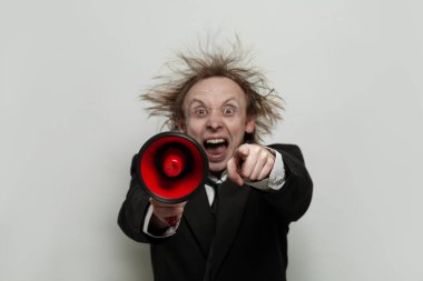 Kırmızı hoparlörlü kızgın patron beyaz arka planda bağırıyor ve işaret ediyor, stüdyo portresi