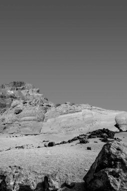 Karanlık kozmik manzara. Göktaşı veya gezegen sahnesi çöl, taş, kum ve gökyüzü arkaplanlı