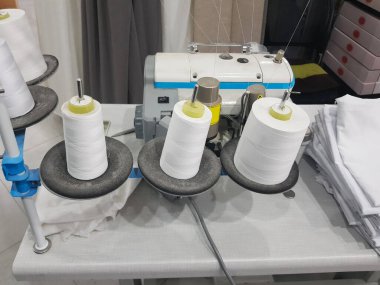 Dikiş makinesi ve ipliği olan bir atölye. Dikiş fabrikası, el işi.