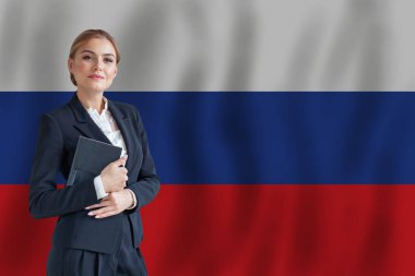 Rus iş kadını Rusya bayrağında dijital göçebe, iş kadını, başlangıç konsepti