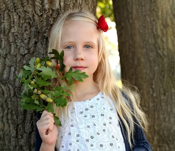 Vackert Barn Med Gröna Eklöv Sommarparken Glad Liten Flicka Som — Stockfoto