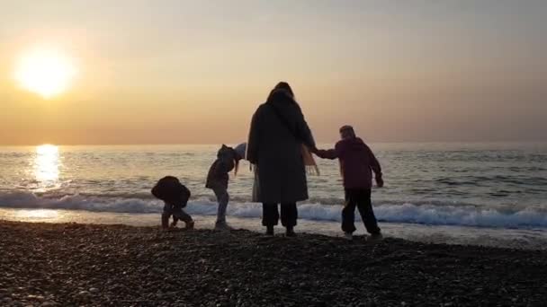 Anne Çocuklar Deniz Kıyısında Oynuyorlar Gün Batımı Mutlu Insanlar — Stok video