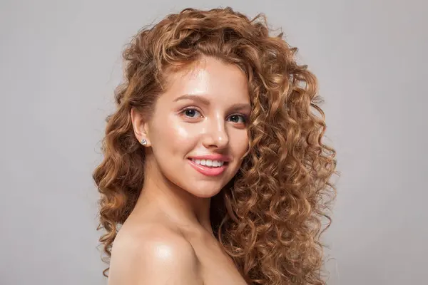 Módní Model Vlnitým Účesem Úsměvem Atraktivní Mladá Žena Kudrnatými Vlasy Royalty Free Stock Obrázky
