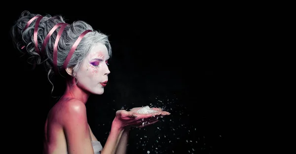 Ładny Model Kobieta Kreatywnym Makijażem Biały Śnieg Czarnym Tle Zdjęcie Stockowe