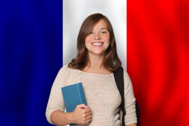Fransız bayrağı geçmişi olan güzel bir kız öğrenci. Fransa konseptinde seyahat, eğitim ve dil öğrenme