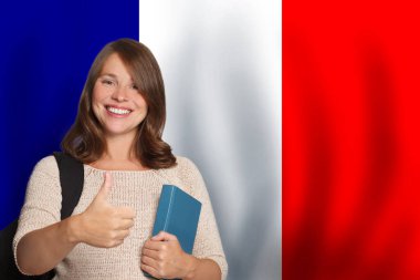 Fransız bayrağına karşı mutlu bir öğrenci. Fransa konseptinde seyahat, eğitim ve dil öğrenme
