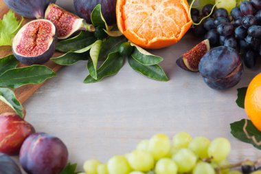 Gri masa üzerinde sağlıklı organik meyve karışımı kenarlığı fotokopi alanı, diyet gıda arka planı