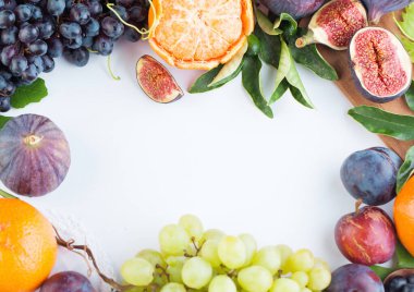 Beyaz masada sağlıklı meyve karışımı kenarı, kopyalama alanı olan yiyecek arkaplanı