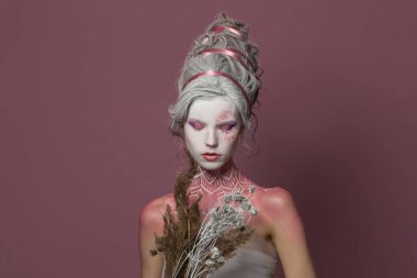 Oldukça yaratıcı, modaya uygun, model bir kadın sarışın, moda güzeli stüdyo resmi.