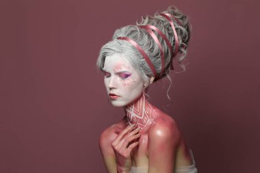 Mükemmel yaratıcı, modaya uygun, model kadın sarışın, moda güzellik stüdyosu portresi.