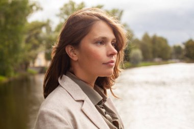 Güzel, genç bir bayan açık hava portresi.