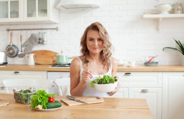 Salata yiyen genç ve tatlı bir kadın. Sağlıklı yeme kavramı