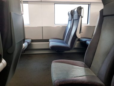 Trendeki boş koltuklar. Manzaralı pencere