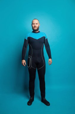 Mavi arka planda duran mutlu adam dalgıcı