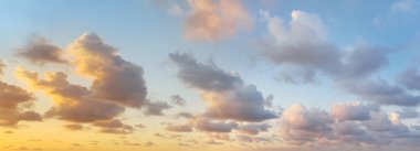 Bulutlu, panoramik arka planlı altın gün batımı gökyüzü