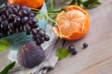 Mavi üzüm, turuncu mandalina, incir, meyve karışımı, sağlıklı yemek geçmişi.