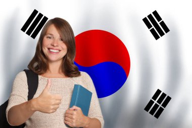 Kore bayrağına karşı mutlu bir öğrenci. Güney Kore konseptinde seyahat, eğitim ve dil öğrenme