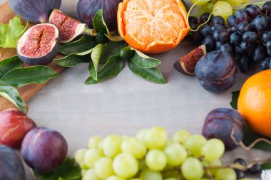 Gri tahta üzerinde sağlıklı meyve arkaplan çerçeve. Organik yiyecekler