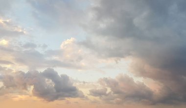 Pastel rengi yumuşak şafak vakti gökyüzü. Tüylü bulutlu gün doğumu gökyüzü, panoramik doğa hava arkaplanı