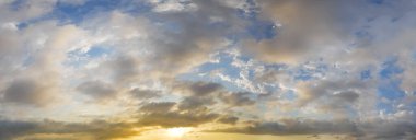 Güzel gökyüzü manzarası. Bulut ve güneş ışığıyla panoramik gökyüzü. Atmosfer bulutlu hava çizgisi doğa arkaplanı