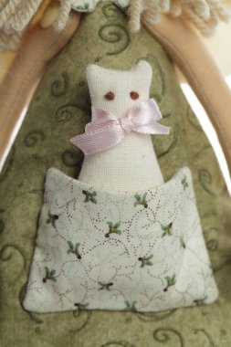 Yeşil bebek cebinde şirin beyaz kedi yavrusu oyuncağı