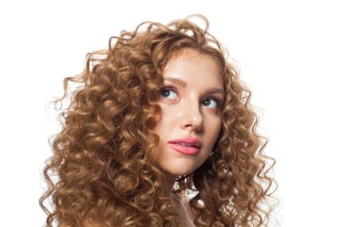 Kadın model yüzü, güzellik portresi. Uzun saçlı ve mükemmel taze ciltli doğal güzel bir kadın. Kozmetoloji, yüz bakımı, cilt bakımı ve saç şekillendirme konsepti