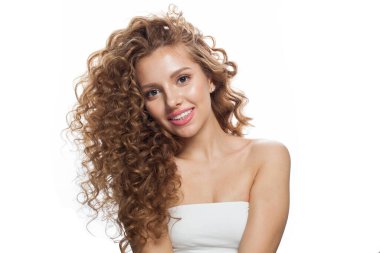 Pozitif kadın model güzellik portresi. Uzun saçlı ve mükemmel taze ciltli doğal güzel bir kadın. Kozmetoloji, yüz bakımı, cilt bakımı ve saç şekillendirme konsepti