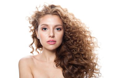 Kızıl saçlı, uzun kıvırcık saçlı ve beyaz arka planda poz veren güzel bir manken. Stüdyo moda güzellik portresi