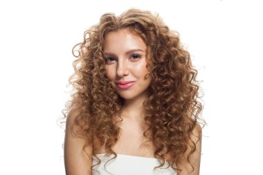 Muhteşem kadın model güzellik portresi. Uzun saçlı ve mükemmel taze ciltli doğal güzel bir kadın. Kozmetoloji, yüz bakımı, cilt bakımı ve saç şekillendirme konsepti