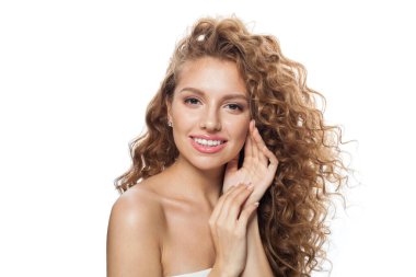 Doğal makyajlı, parlak berrak ciltli ve uzun kıvırcık saçlı pozitif sağlıklı bir model. Saç bakımı, cilt bakımı, kozmetoloji ve stil konsepti