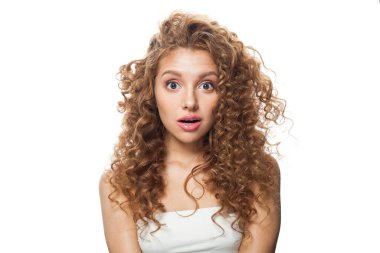 Sağlıklı genç bayan portresi. Uzun kıvırcık saçlı, doğal makyajlı ve beyaz tenli mükemmel bir kadın. Güzellik, saç şekillendirme, cilt bakımı ve estetik cerrahi konsepti.