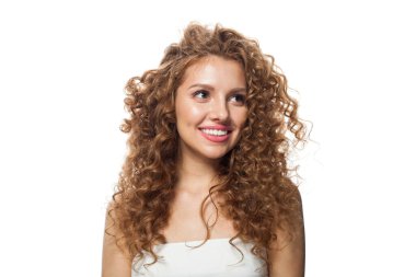 Heyecanlı genç, sağlıklı bir bayan portresi. Uzun kıvırcık saçlı, doğal makyajlı ve beyaz tenli mükemmel bir kadın. Güzellik, saç şekillendirme, cilt bakımı ve estetik cerrahi konsepti.