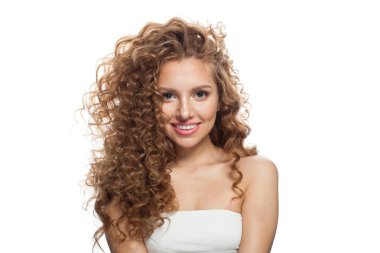 Pozitif sağlıklı genç bayan portresi. Uzun kıvırcık saçlı, doğal makyajlı ve beyaz tenli mükemmel bir kadın. Güzellik, saç şekillendirme, cilt bakımı ve estetik cerrahi konsepti.