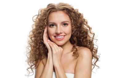 Neşeli, sağlıklı bir bayan portresi. Uzun kıvırcık saçlı, doğal makyajlı ve beyaz tenli mükemmel bir kadın. Güzellik, saç şekillendirme, cilt bakımı ve estetik cerrahi konsepti.