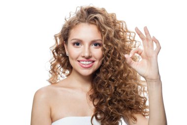 Güzel, gülümseyen bir kadın beyaz üzerinde 