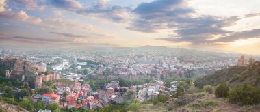 Muhteşem mavi gökyüzünün arka planında bulutlu Tiflis 'in güzel manzarası