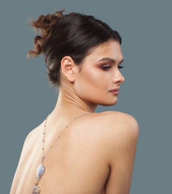 Güzel bir mücevher modeli. Bijou 'lu kadın, kapat.