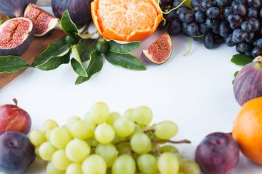 Organik yiyecekler. Fotokopi alanı olan beyaz arkaplanda taze meyve