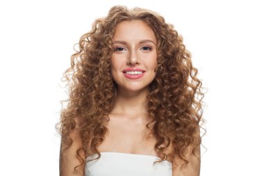 İyimser, genç, sağlıklı bir bayan portresi. Uzun kıvırcık saçlı, doğal makyajlı ve beyaz tenli mükemmel bir kadın. Güzellik, saç şekillendirme, cilt bakımı ve estetik cerrahi konsepti.