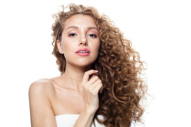 Temiz tenli, kıvırcık saçlı ve doğal makyajlı güzel bir kadın. Beyaz arkaplanda kadın modeli