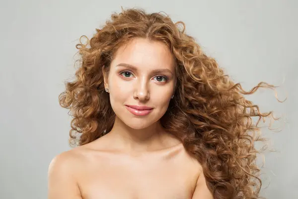 Aantrekkelijke Jonge Vrouw Met Natuurlijke Make Heldere Frisse Huid Golvend — Stockfoto