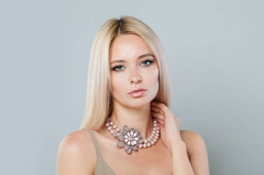 Muhteşem bir kadın yüzü. Beyaz arka planda genç sarışın kadın